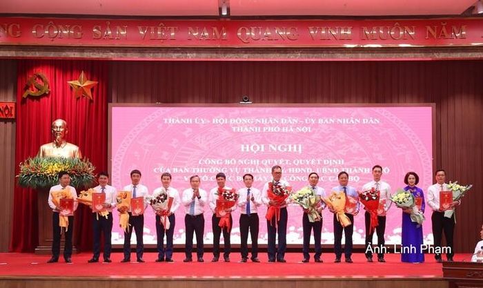 Phó Bí thư Thường trực Thành ủy Hà Nội Nguyễn Trọng Đông và Chủ tịch UBND TP. Hà Nội Vũ Đại Thắng trao quyết định về công tác cán bộ tại hội nghị.