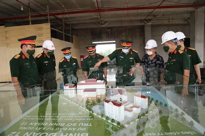 Đoàn công tác của Cục Doanh trại kiểm tra Dự án xây dựng trụ sở Binh đoàn 12. Ảnh: Binh đoàn 12