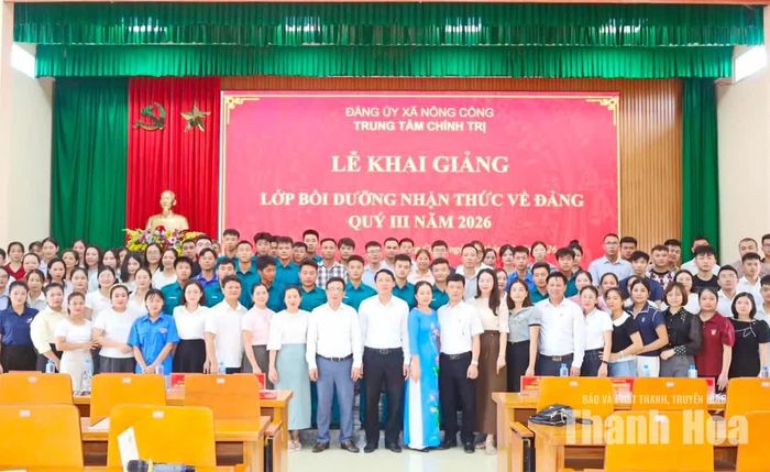 Lãnh đạo xã Nông Cống với các học viên lớp bồi dưỡng nhận thức về Đảng được tổ chức tại Trung tâm Chính trị Nông Cống tháng 7/2026.