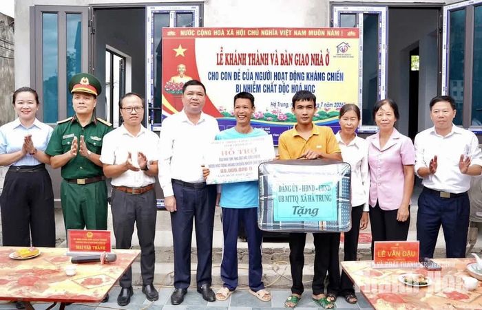 Đại diện lãnh đạo xã Hà Trung bàn giao nhà tình nghĩa cho con đẻ người hoạt động kháng chiến bị nhiễm chất độc hóa học tại thôn Bình Lâm.