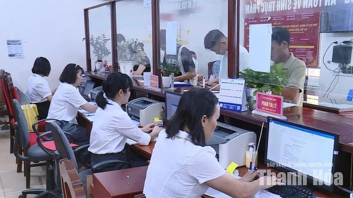 Đội ngũ cán bộ Trung tâm Phục vụ hành chính công xã Lưu Vệ tiếp nhận, xử lý hồ sơ cho người dân.