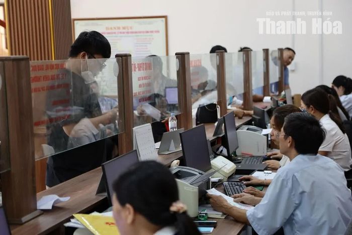 Cán bộ Trung tâm Phục vụ hành chính công xã Thiệu Hóa tiếp nhập hồ sơ của công dân.