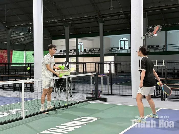 Sinh viên Vi Văn Minh hướng dẫn học viên lớp pickleball cơ bản.