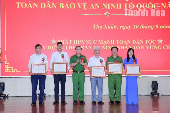 Đại diện lãnh đạo Công an tỉnh trao Giấy khen của Giám đốc Công an tỉnh cho các tập thể, cá nhân có thành tích xuất sắc.