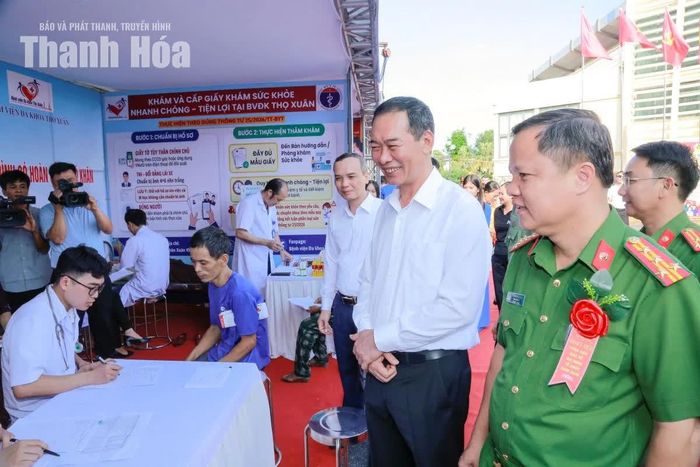 Phó Bí thư Tỉnh ủy Trịnh Tuấn Sinh tham quan các gian hàng trưng bày tại ngày hội.