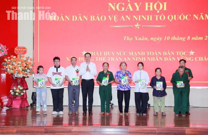 Phó Bí thư Tỉnh ủy Trịnh Tuấn Sinh trao quà của Chủ tịch UBND tỉnh cho các cá nhân tiêu biểu.