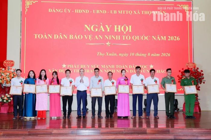 Đại diện lãnh đạo xã Thọ Xuân trao Giấy khen cho các cá nhân có thành tích xuất sắc.