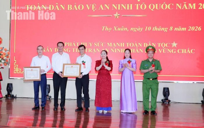 Phó Bí thư Tỉnh ủy Trịnh Tuấn Sinh trao Bằng khen của Chủ tịch UBND tỉnh cho Nhân dân và cán bộ xã Thọ Xuân.