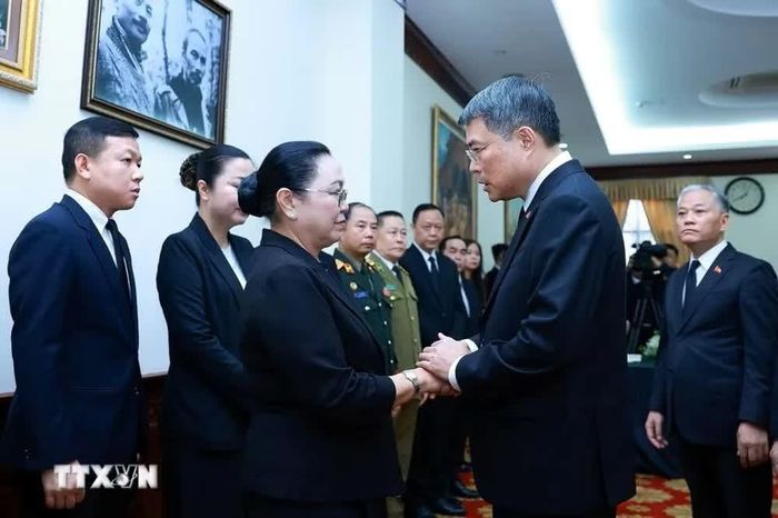 Thủ tướng Lê Minh Hưng chia sẻ với cán bộ, nhân viên Đại sứ quán và nhân dân Lào. (Ảnh: Dương Giang/TTXVN)
