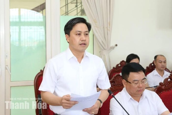 Giám đốc Sở NN&MT Lê Văn Tiến báo cáo tình hình hoạt động của ngành tại buổi làm việc.