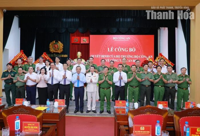 Các đồng chí lãnh đạo Bộ Công an, lãnh đạo tỉnh chụp ảnh lưu niệm với lãnh đạo Công an tỉnh Thanh Hóa.