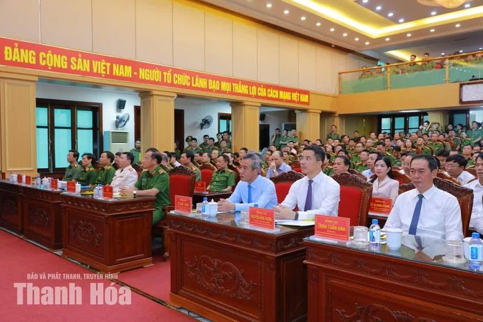 Các đại biểu dự buổi lễ.