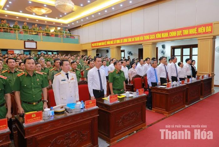 Đại biểu thực hiện nghi lễ chào cờ.