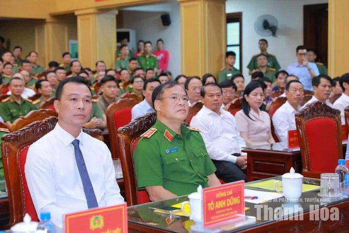 Thứ trưởng Bộ Công an Nguyễn Văn Long và Chủ tịch UBND tỉnh Tô Anh Dũng dự buổi lễ.