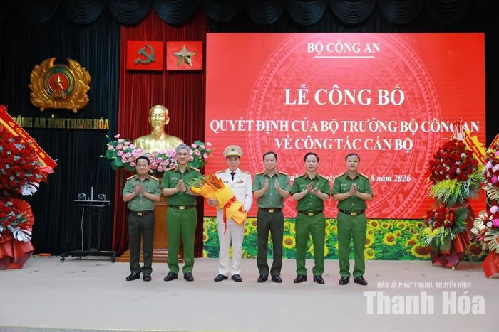 Lãnh đạo Công an tỉnh tặng hoa chúc mừng tân Giám đốc Công an tỉnh Hoàng Quốc Việt.
