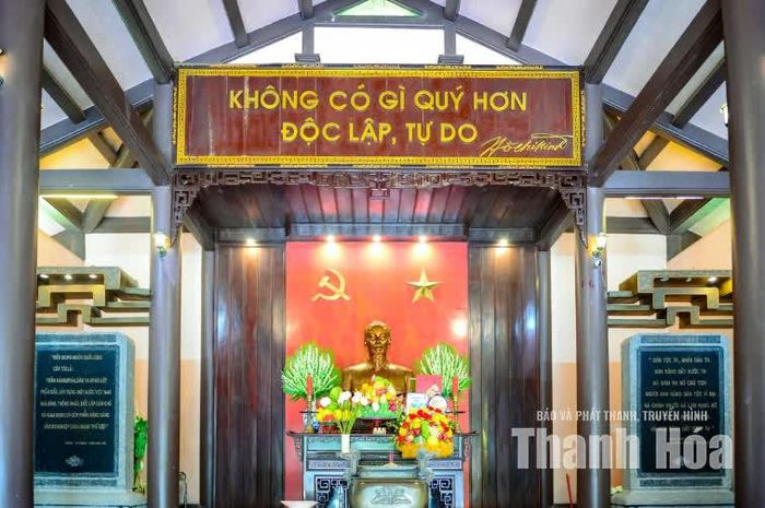 Trong nhà tưởng niệm, tượng Bác Hồ bằng đồng được đặt ở vị trí trung tâm, trang trọng.