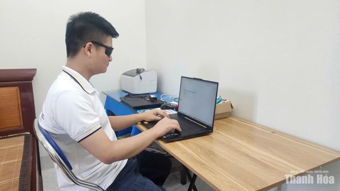 Nguyễn Gia Khánh sử dụng máy tính cài đặt phần mềm AI để học tập, nghiên cứu.