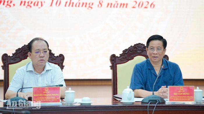 Chủ trì cuộc họp.