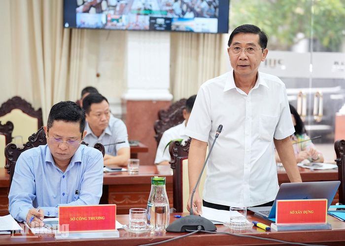 Ông Lê Việt Bắc, Giám đốc Sở Xây dựng tỉnh An Giang phát biểu tại cuộc họp.