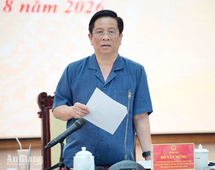 Ủy viên Trung ương Đảng, Phó Bí thư Tỉnh ủy, Chủ tịch UBND tỉnh An Giang Hồ Văn Mừng phát biểu chỉ đạo cuộc họp.