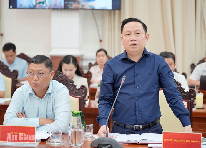 Ông Lê Hữu Toàn, Giám đốc Sở Nông nghiệp và Môi trường tỉnh An Giang phát biểu tại cuộc họp.