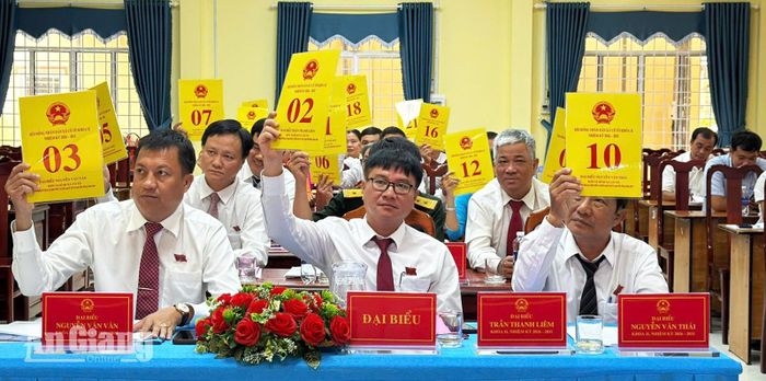Đại biểu biểu quyết thông qua các nội dung tại kỳ họp.