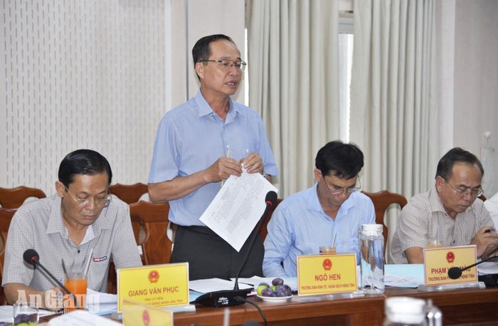Trưởng Ban Kinh tế - Ngân sách HĐND tỉnh Ngô Hen báo cáo tại phiên họp.