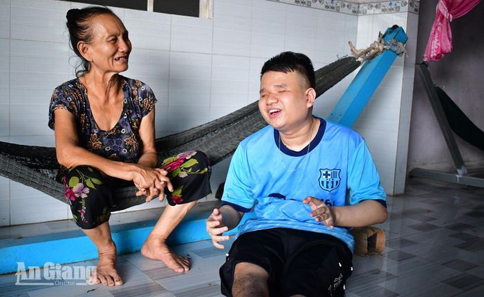 Anh Lâm Văn Út hát cho mẹ nghe.