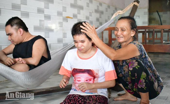 Bà Võ Thị Hoàng chăm sóc các con.