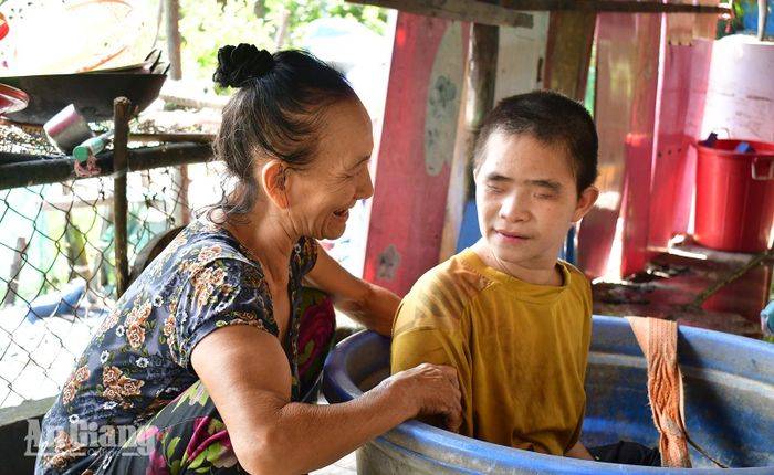 Bà Võ Thị Hoàng tắm cho con gái thứ tư.