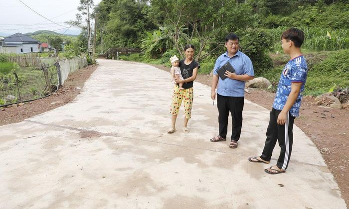 Người dân thôn Đồng Làng, xã Dương Hưu phấn khởi vì đường thôn được mở rộng.