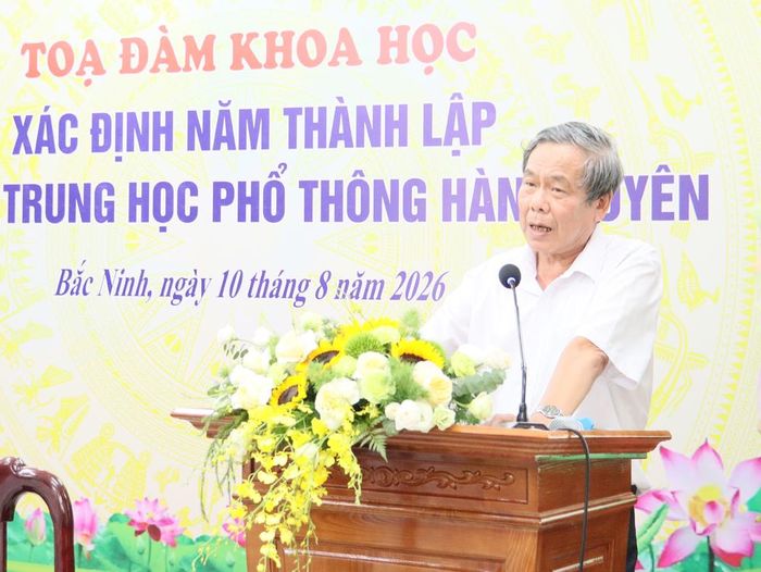  Phó Giáo sư, Tiến sĩ Nguyễn Đức Nhuệ (nguyên Phó Viện trưởng phụ trách, Chủ tịch Hội đồng khoa học Viện Sử học) trình bày tham luận tại tọa đàm. 