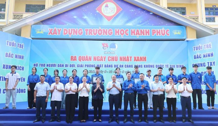 Các đại biểu tặng quà cho các đội hình tình nguyện.