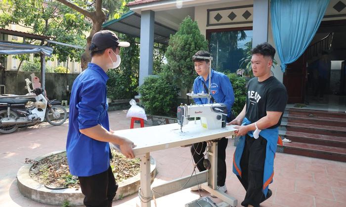 Đoàn viên, thanh niên hỗ trợ người dân vận chuyển đồ đạc.