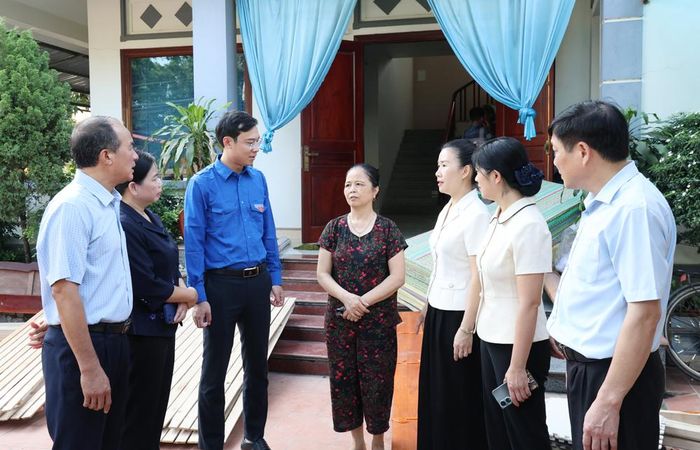 Các đại biểu hỏi thăm tình hình di dời của người dân tại xã Lương Tài để phục vụ Dự án Cảng hàng không quốc tế Gia Bình.
