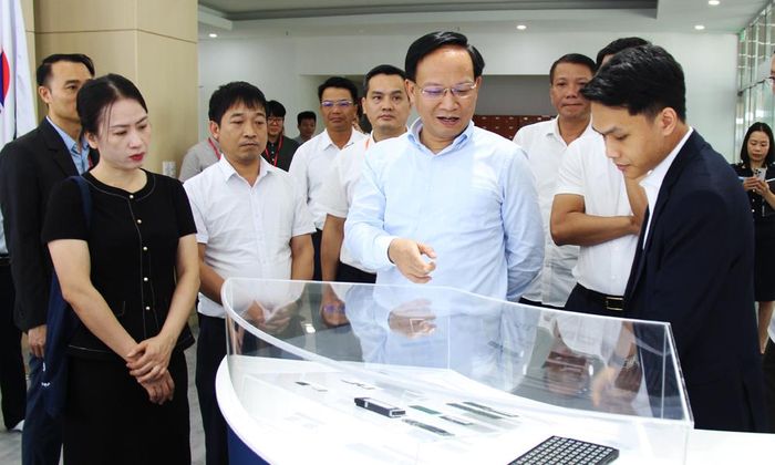 Phó Chủ tịch UBND tỉnh Phạm Văn Thịnh và các đại biểu thăm khu trưng bày sản phẩm Công ty.