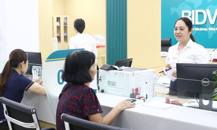 Khách hàng đến giao dịch tại Ngân hàng thương mại cổ phần Đầu tư và Phát triển Việt Nam (BIDV) Chi nhánh Bắc Giang.