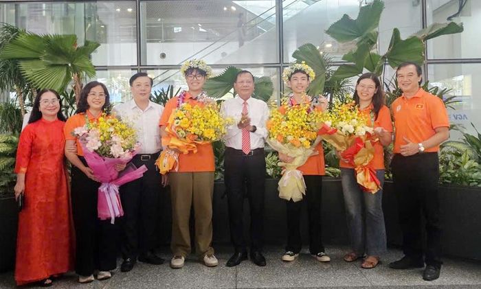  Lãnh đạo Sở Giáo dục và Đào tạo Bắc Ninh chúc mừng hai em Thân Đức Chính và Phùng Quang Hưng đoạt Huy chương Bạc Olympic Sinh học 2026 và tập thể cán bộ, giáo viên Trường Trung học phổ thông Chuyên Bắc Giang. 