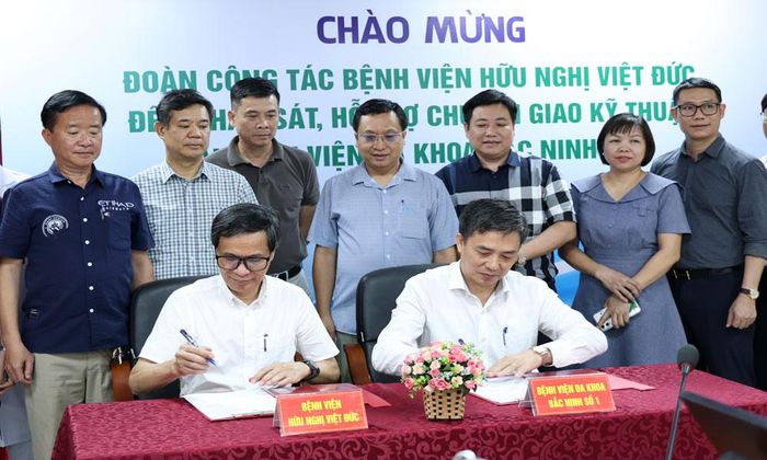  Đại diện lãnh đạo Bệnh viện Hữu nghị Việt Đức và Bệnh viện Đa khoa Bắc Ninh số 1 ký chương trình hỗ trợ chuyển giao kỹ thuật. 