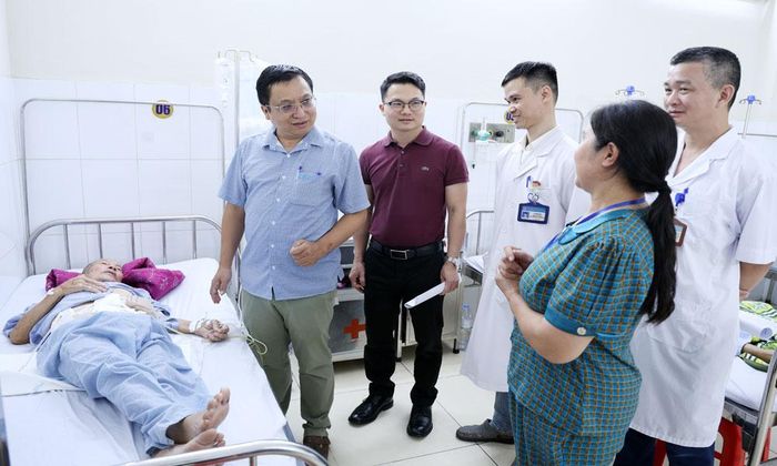  Thành viên Đoàn công tác của Bệnh viện Hữu nghị Việt Đức khảo sát thực tế tại Khoa Ngoại thần kinh (Bệnh viện Đa khoa Bắc Ninh số 1). 