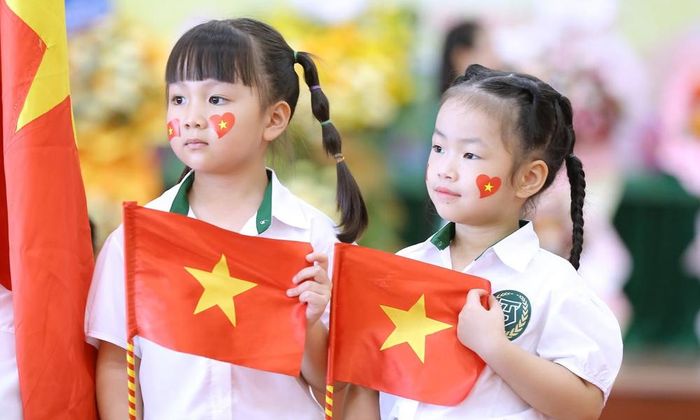 Học sinh Trường Tiểu học và Trung học cơ sở Hoàng Hoa Thám (phường Võ Cường).