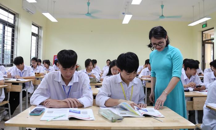 UBND tỉnh chủ trương không sáp nhập các trường trung học phổ thông. Ảnh: Cô, trò Trường Trung học phổ thông Lục Nam (xã Lục Nam) trong giờ học môn Địa lí.