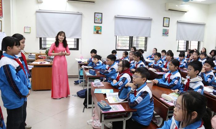 Trường Tiểu học Suối Hoa được UBND phường Kinh Bắc đề xuất UBND tỉnh giữ nguyên không sáp nhập với các trường cùng cấp và liên cấp trên địa bàn. Ảnh: Cô, trò Trường Tiểu học Suối Hoa.