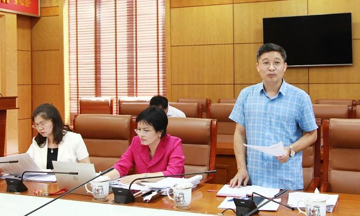  Đại diện lãnh đạo Ban Kinh tế - Ngân sách trao đổi các nội dung thẩm tra. 