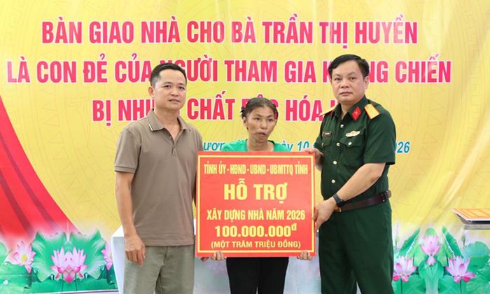 Đại tá Dương Trung Kiên, Phó Chính ủy Bộ Chỉ huy Quân sự tỉnh trao hỗ trợ xây dựng nhà cho chị Trần Thị Huyền.