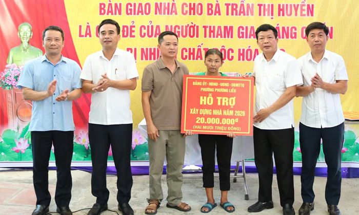Lãnh đạo phường Phương Liễu trao hỗ trợ xây dựng nhà cho chị Trần Thị Huyền.