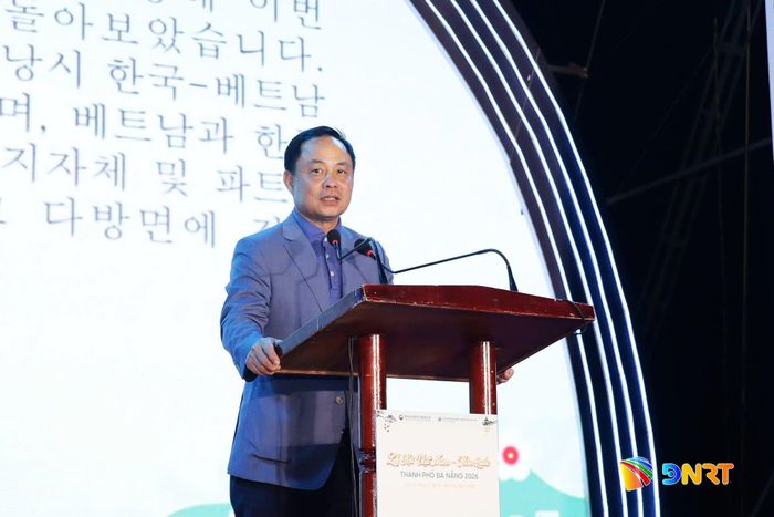 Giám đốc Sở Ngoại vụ Nguyễn Xuân Bình phát biểu bế mạc lễ hội. Ảnh: NGỌC HÀ