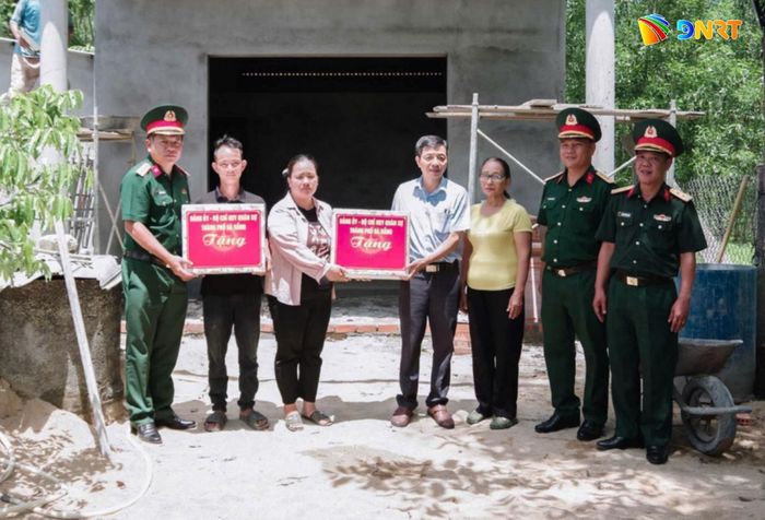 Tặng quà con đẻ người tham gia kháng chiến nhiễm chất độc hóa học tại xã Thu Bồn.