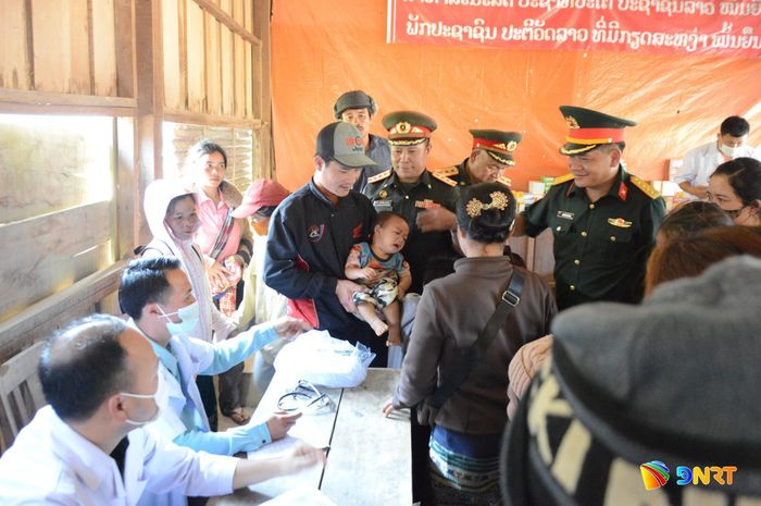 Bộ Chỉ huy Quân sự Đà Nẵng khám bệnh, cấp phát thuốc miễn phí tại bản Nôn Sẻng, tỉnh Salavan (Lào).