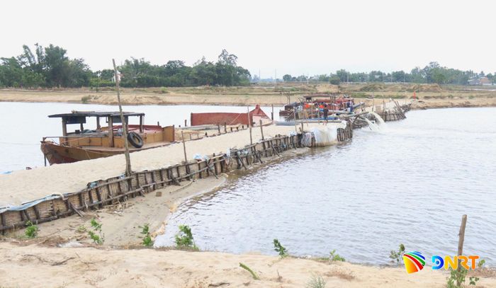 Mặc dù tuyến đập tạm ngăn mặn trên sông Vĩnh Điện đã được đắp, nhưng vẫn không thể triển khai gieo sạ lúa vụ hè thu hơn 360ha. Ảnh: HOÀNG HIỆP
